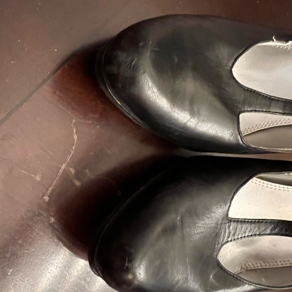 FANTASTIC T-STRAP TAHARI HEELS - Picture 4 of 6